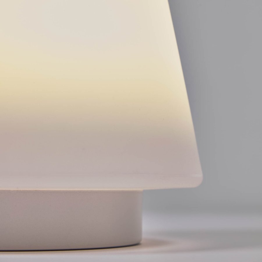 KAVE HOME Udiya bordlampe - naturlig kunstskinn og hvit polyetylen/jern
