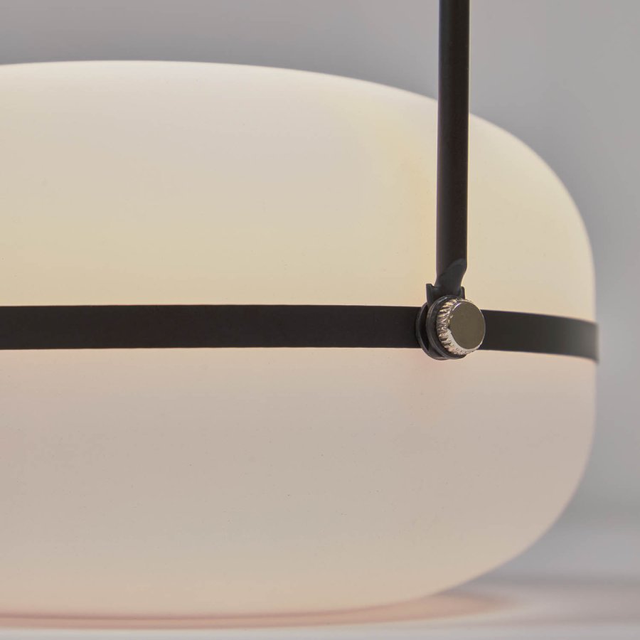 KAVE HOME Tea bordlampe - hvit polyetylen og svart jern