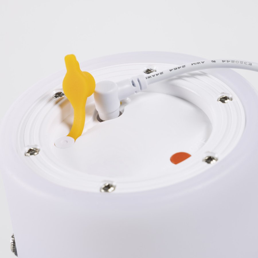 KAVE HOME Janvir oppladbar bordlampe - hvit plast og lysegr metall