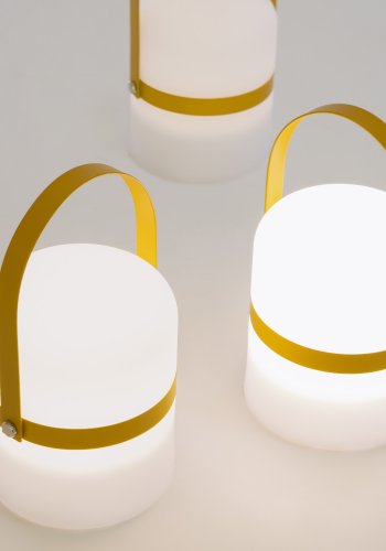 KAVE HOME Janvir oppladbar bordlampe - hvit plast og sennepsgul metall