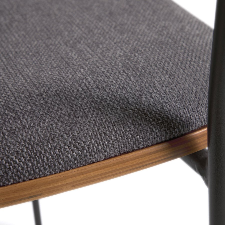 KAVE HOME Maureen spisebordsstol, med armlener - brun valnttfiner, stoff og svart metall