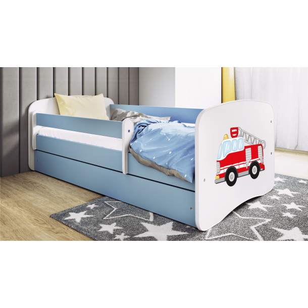 Babydreams juniorseng med brandbil, m. madras, sengehest, skuffe - hvid og bl laminat (140x70)