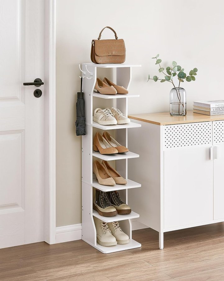 VASAGLE Zapatero vertikal de 7 niveles, organisator estrecho de almacenamiento de zapatos med ganchos, estante de madera delgado para zapatos, robusto y duradero, ahorro de espacio para entrada y dormitorio, blanco LBS200T14V1