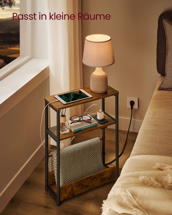 VASAGLE Slankt sidebord med str�mskinne, natbord i 3 niveauer, endebord, til sm� rum, magasinhylde, stue, sovev�relse, kontor, rustik brun og bl�ksort LET335K02