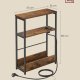 VASAGLE Slankt sidebord med str�mskinne, natbord i 3 niveauer, endebord, til sm� rum, magasinhylde, stue, sovev�relse, kontor, rustik brun og bl�ksort LET335K02