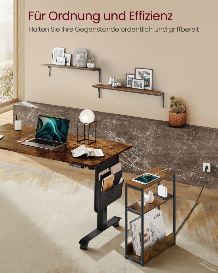VASAGLE Slankt sidebord med str�mskinne, natbord i 3 niveauer, endebord, til sm� rum, magasinhylde, stue, sovev�relse, kontor, rustik brun og bl�ksort LET335K02