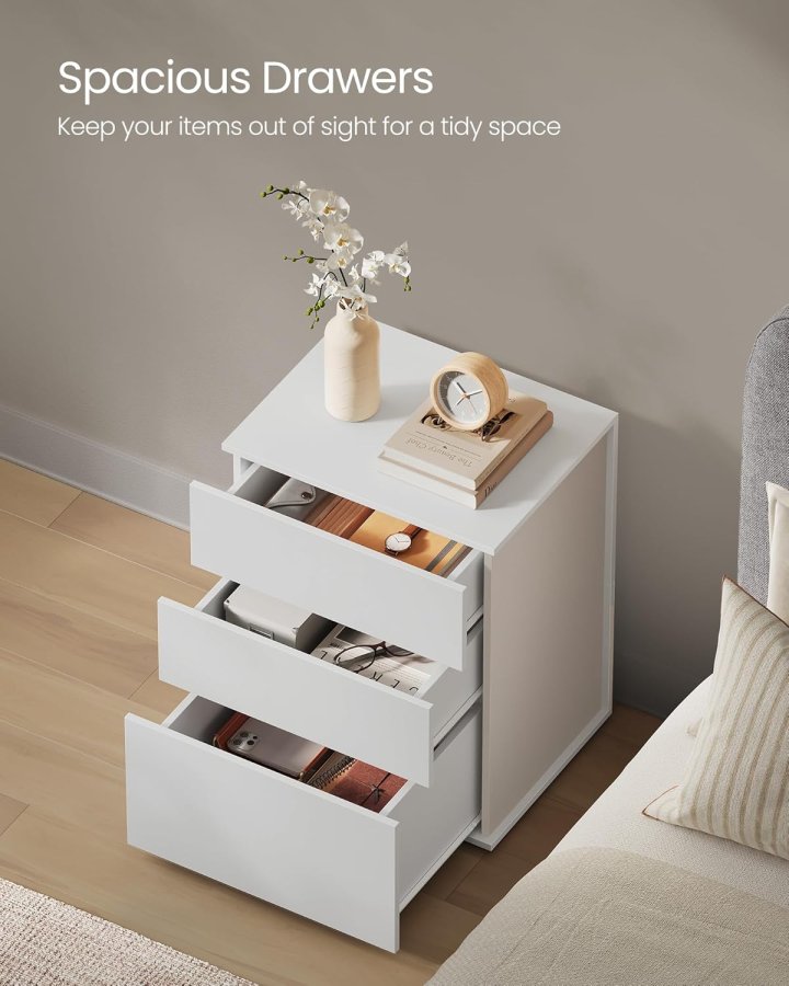 VASAGLE Superhurtig v�rkt�jsfri montering, sengebord, natbord med 3 opbevaringsskuffer, sidebord, moderne minimalistisk, sovev�relse stue, mat hvid og cappuccino beige LET778W01