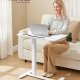 VASAGLE Oversengsbord med hjul, mobilt st�ende computerbord, 70 x 40 cm bordplade, justerbar h�jde, 2 kopholdere, telefon- og tabletplads, Cloud White ULSD600W01