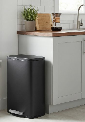 Songmics LTB050B02 50 liters k&ouml;ksavfallsbeh�llare med mjukst&auml;ngning och pedal, innerbeh�llare i st�l, svart