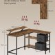VASAGLE L-formet skrivebord med 2 rummelige skuffer, gamingbord med sk�rmstativ, hj�rnebord, computerbord med justerbar opbevaringshylde, til hjemmekontor, rustik brun LWD098B01