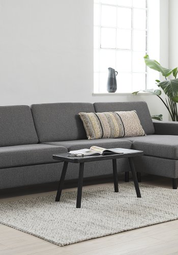 Pannesett 8 3D XL sofa, m. sjeselong - antrasittgr polyesterstoff og sort tre