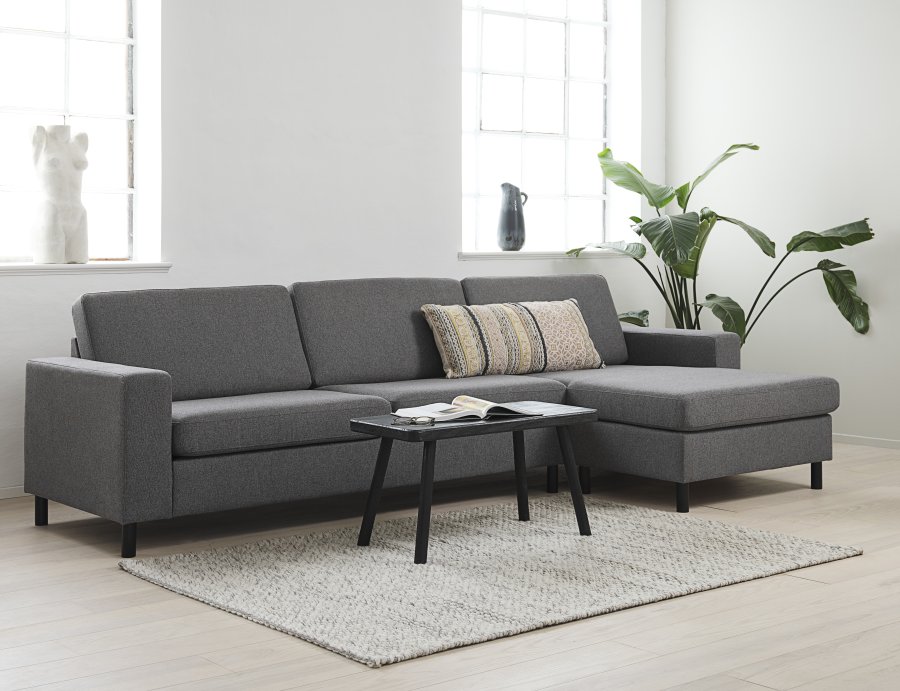 Pannesett 8 3D XL sofa, m. sjeselong - antrasittgr polyesterstoff og sort tre