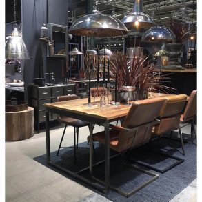 TRADEMARK LIVING Cool spisebordsstol - ægte antikbrun læder og jern, m. armlæn