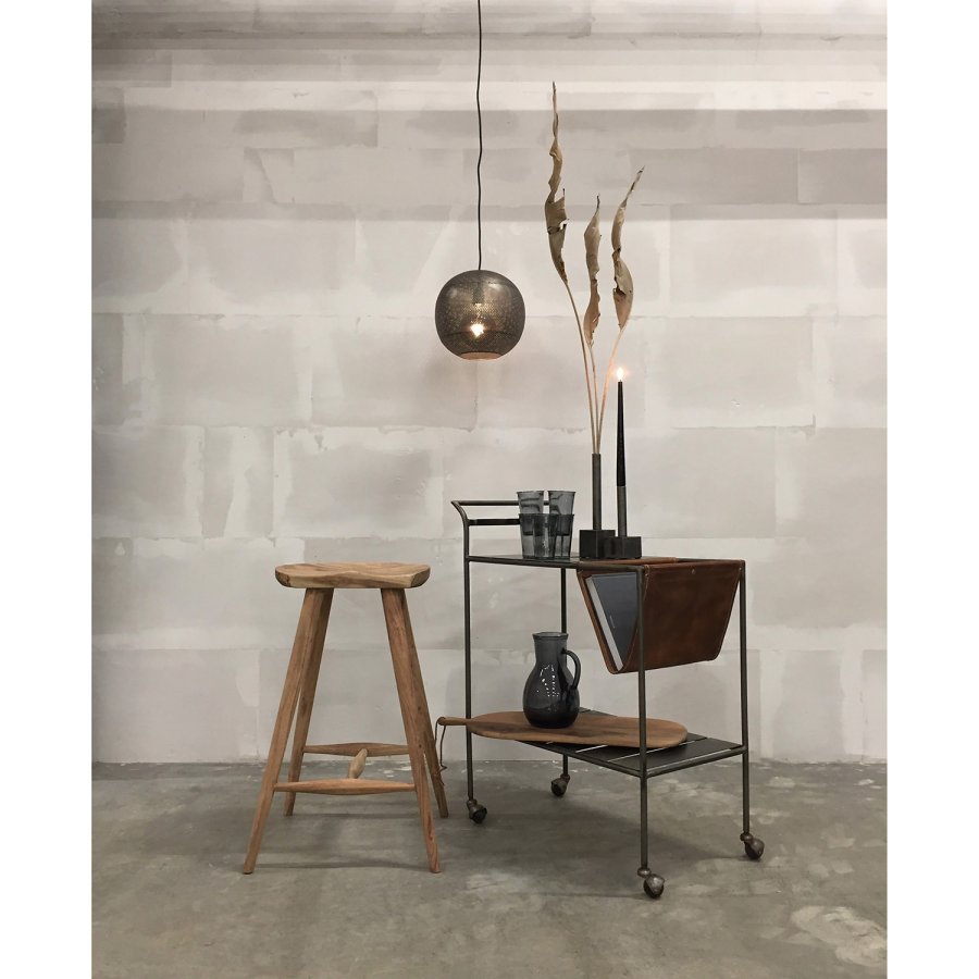 TRADEMARK LIVING avlangt skjrebrett, med lrrem - tre med patina (69x30)