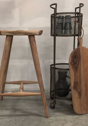 TRADEMARK LIVING avlangt skjrebrett, med lrrem - tre med patina (69x30)