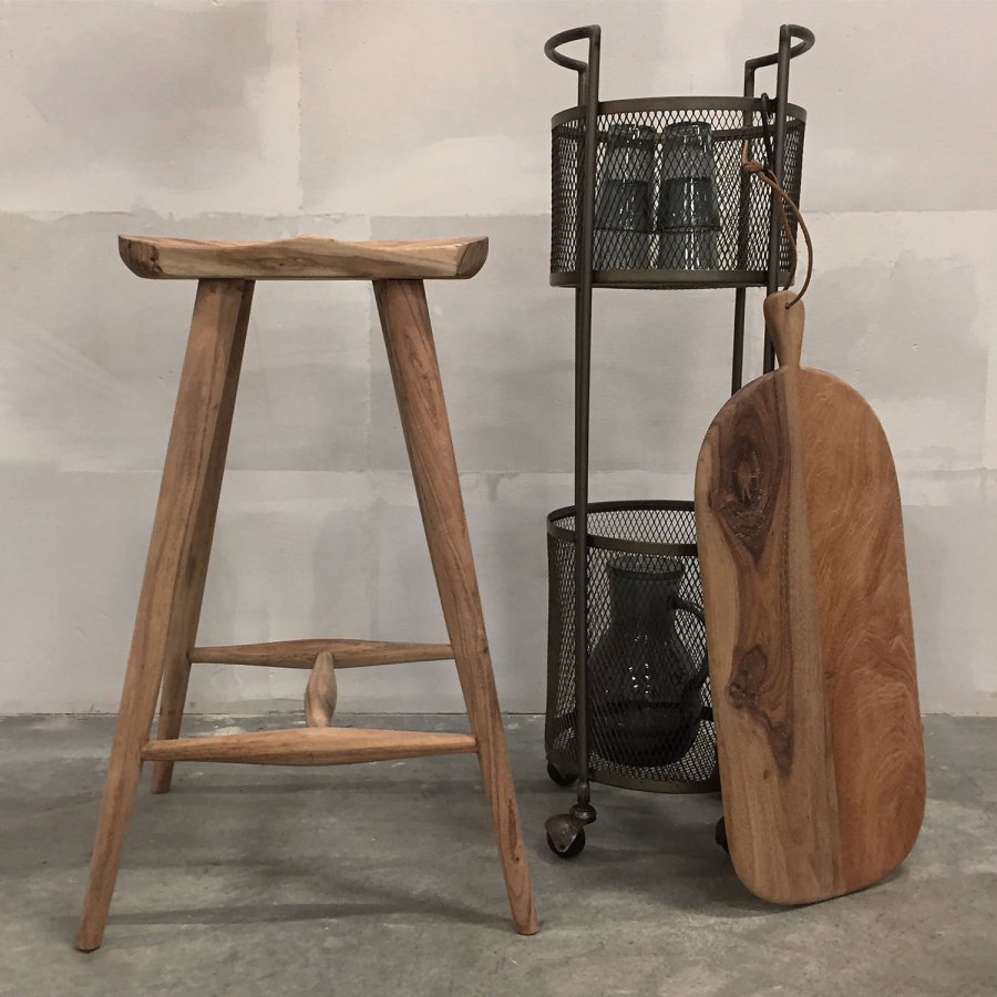 TRADEMARK LIVING avlangt skjrebrett, med lrrem - tre med patina (69x30)