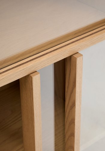 KAVE HOME Helvine vitrineskap, m. 4 skyvedrer og 2 skuffer - herdet glass og naturlig eikefiner