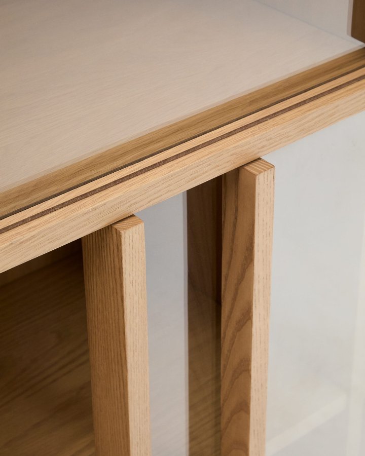 KAVE HOME Helvine vitrineskap, m. 4 skyvedrer og 2 skuffer - herdet glass og naturlig eikefiner