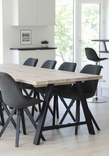 HOUSE NORDIC Bergen spisestol - hvitt kunstskinn og plast med gummitreben