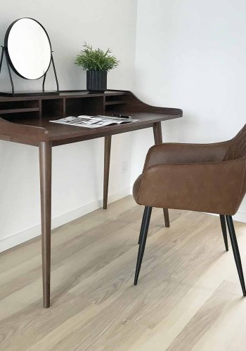 HOUSE NORDIC Harbo spisebordstol - vintage brunt kunstskinn og svarte stlben, med armlener