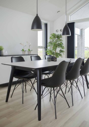 HOUSE NORDIC Oslo spisestol - svart kunstskinn og plast med sorte stlben