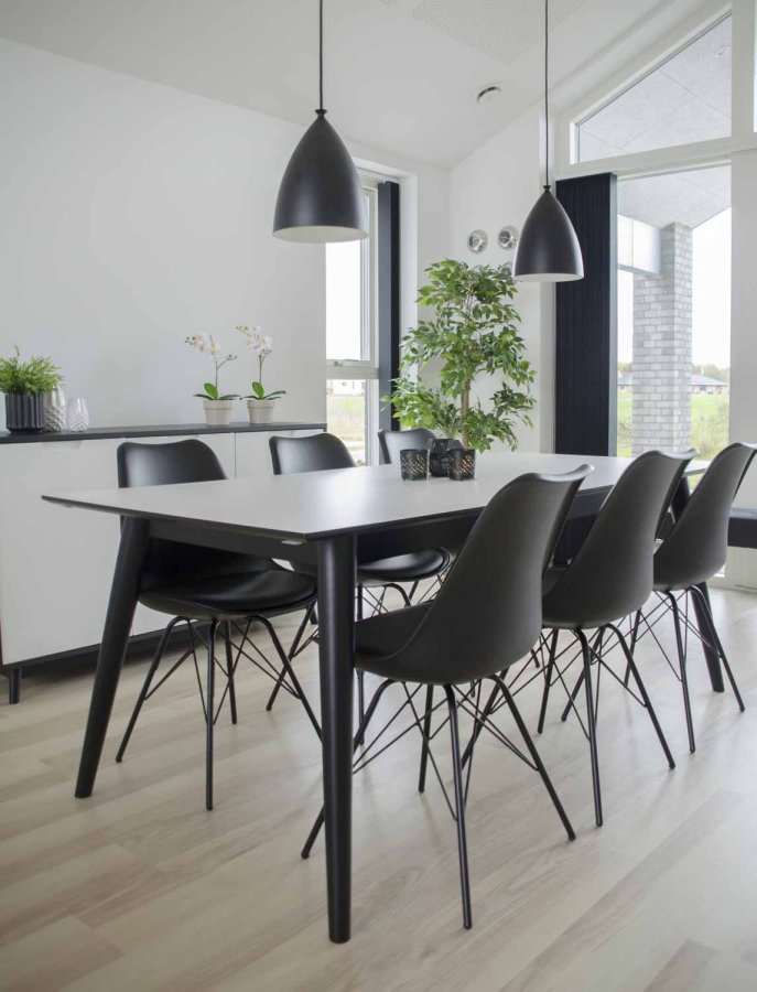 HOUSE NORDIC Oslo spisestol - svart kunstskinn og plast med sorte stlben