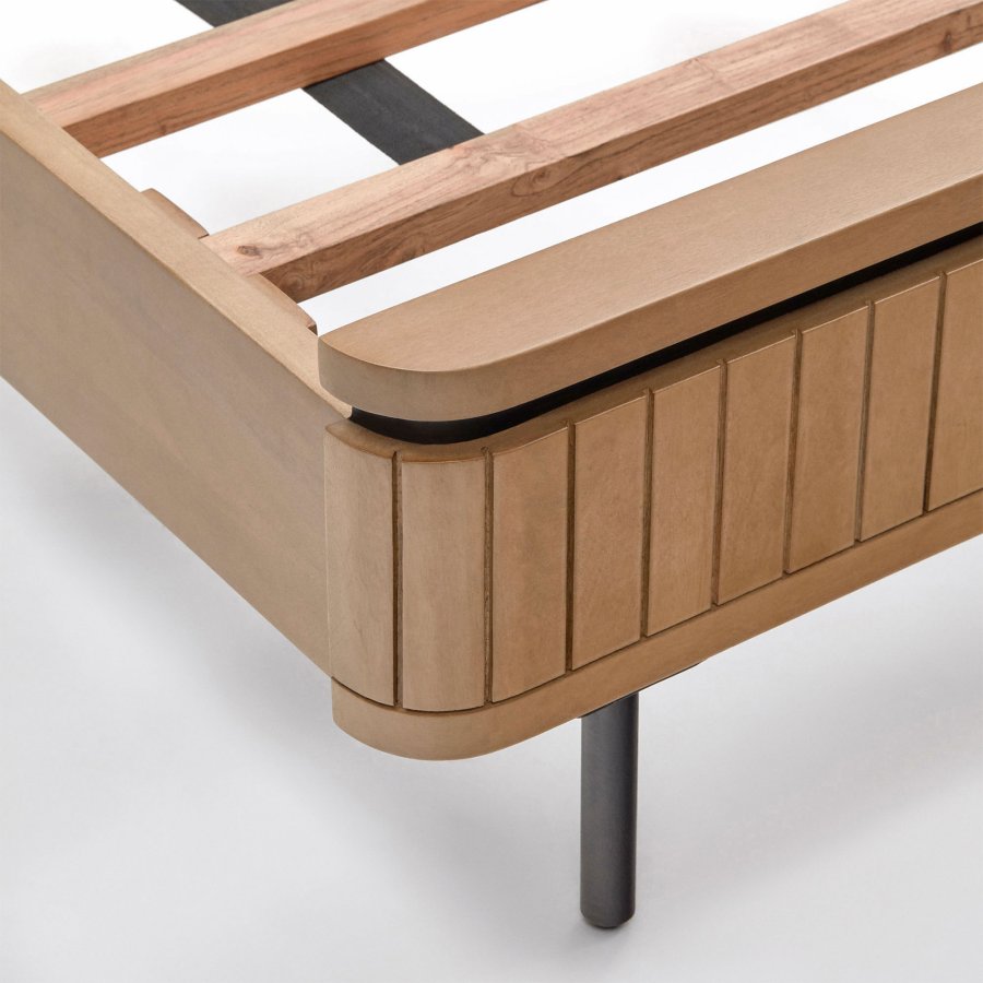 KAVE HOME Licia sengeramme, med sengegavl og lameller - naturlig mangotre og jern (160x200)