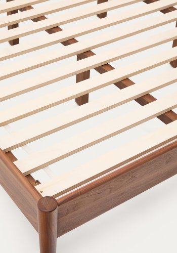 KAVE HOME Elan seng i finér og massivt valntttre med snormadrass 180 x 200 cm FSC Mix Credit