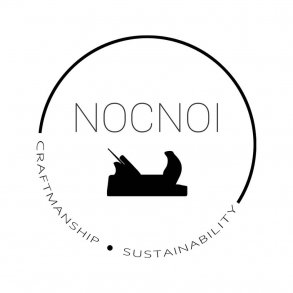 NocNoi Brokholm spisebordsstol - sort imiteret læder og ben i egetræ, m. armlæn