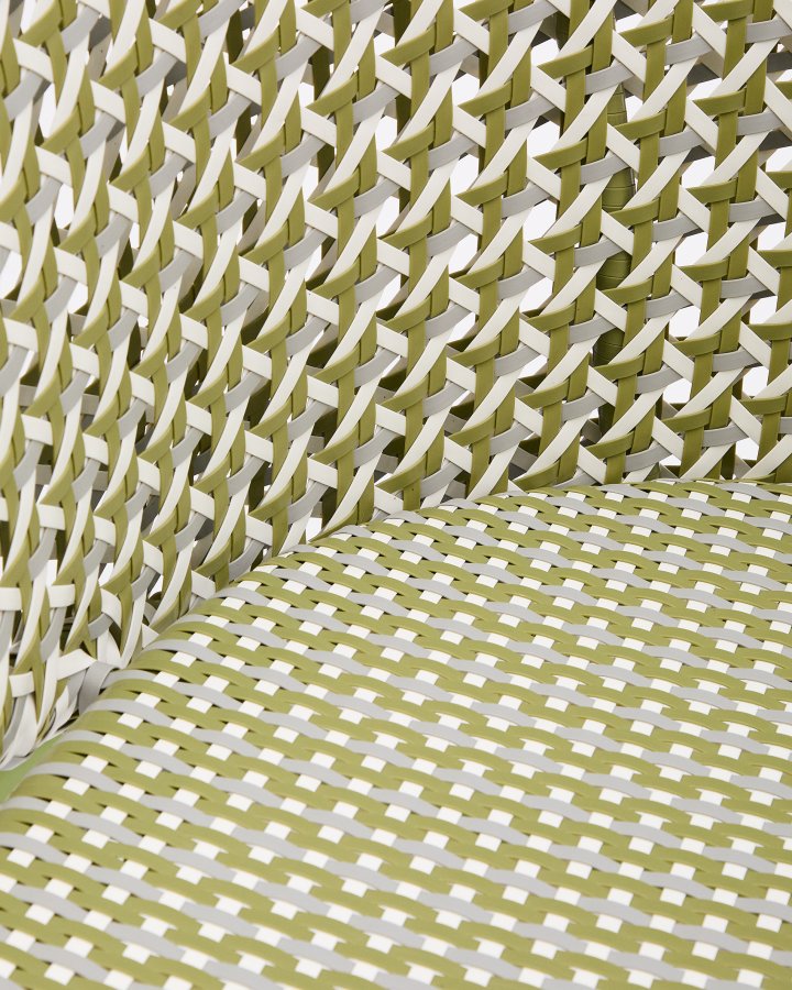 KAVE HOME Saliga grnn hengende lenestol med aluminiumsbase og syntetisk rotting