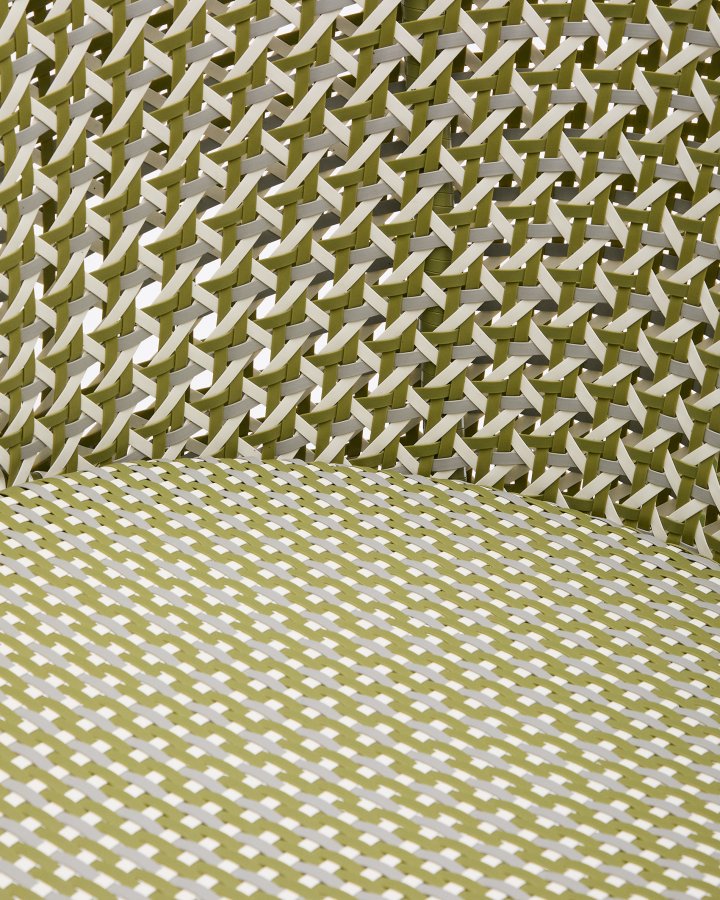 KAVE HOME Saliga grnn hengende lenestol med aluminiumsbase og syntetisk rotting