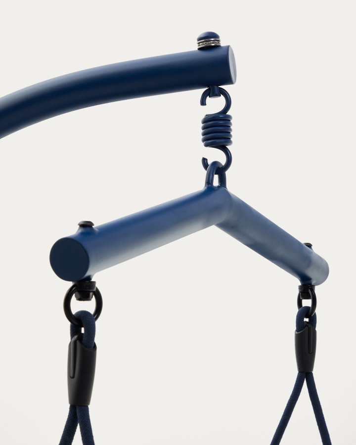 KAVE HOME Saliga bl hengende lenestol med aluminiumsbase og syntetisk rotting