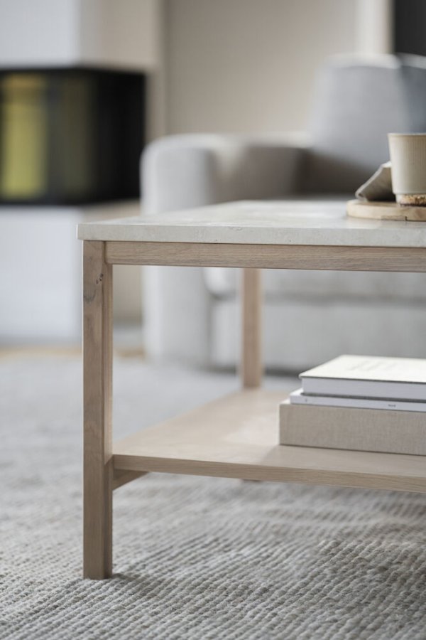 ROWICO Orwel sofabord, m. hylde - beige travertin og hvidvasket eg (140x60)