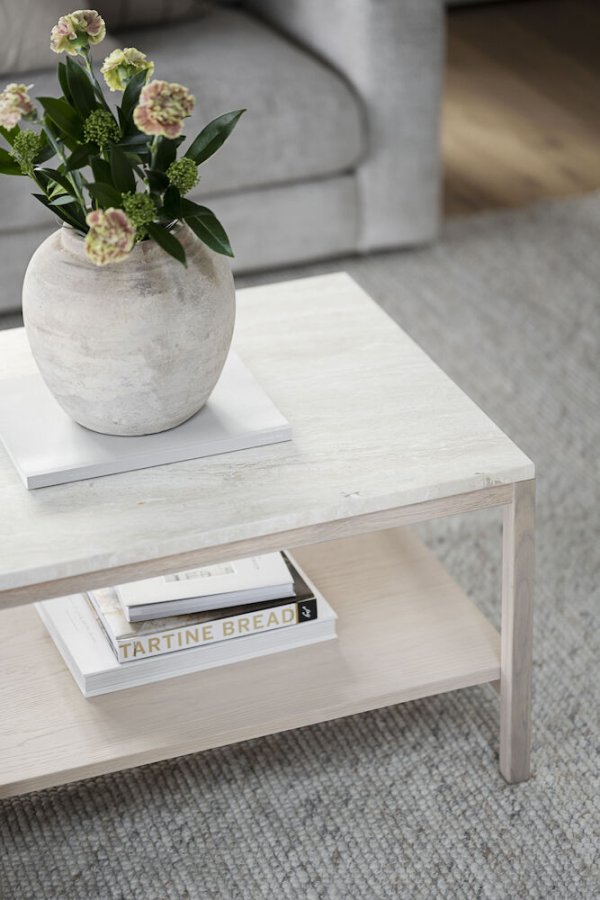 ROWICO Orwel sofabord, m. hylde - beige travertin og hvidvasket eg (140x60)