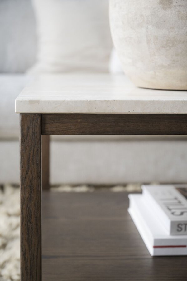 ROWICO Orwel sofabord, m. hylde - beige travertin og brun eg (140x60)