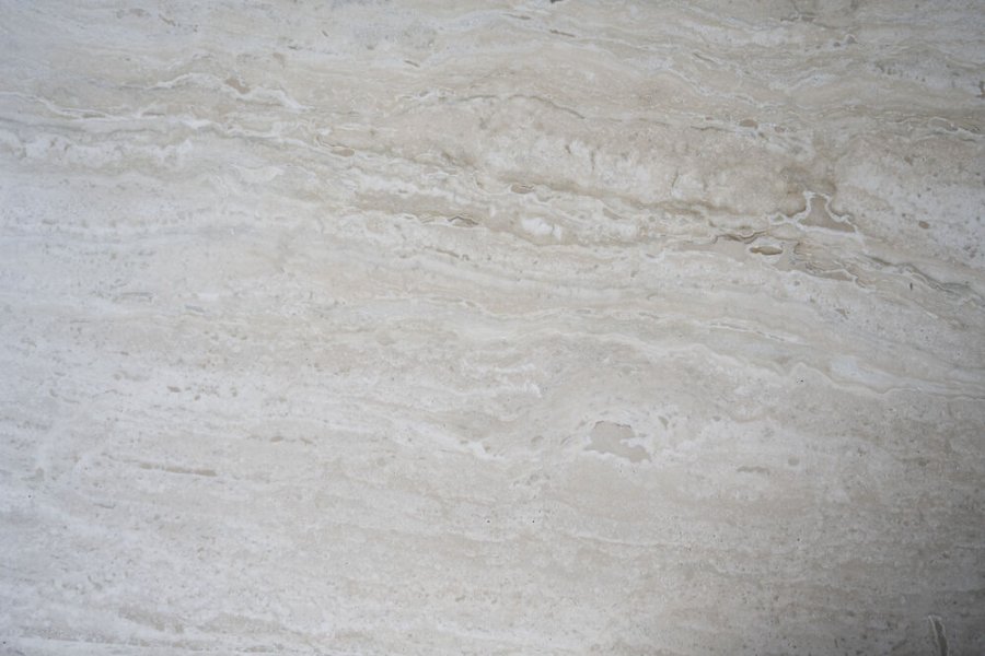 ROWICO Orwel sofabord, m. hylde - beige travertin og brun eg (140x60)