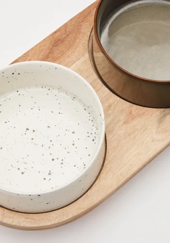 KAVE HOME Dumbi drikke- og matskler for kjledyr med stativ - flerfarget keramikk/akasie (sett med 2)