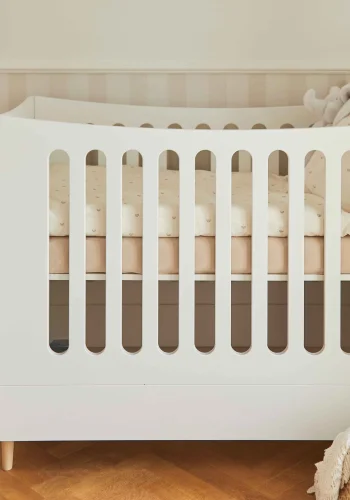 Manis-H�Babyseng�-�Madrasm�l: 60*120 cm Udvendige m�l: 64*124*93 cm