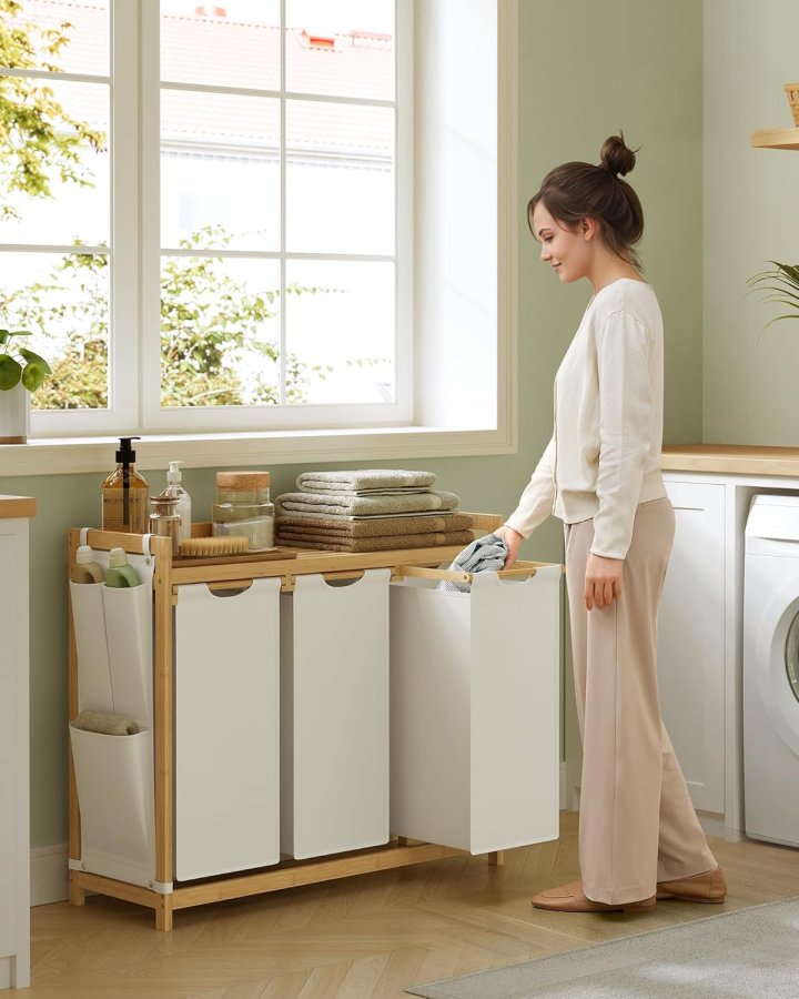 SONGMICS Tv&auml;ttkorg med 3 fack, Tv&auml;ttkorg, Rymmer upp till 150 l, Tv&auml;ttsorterare, Med Hylla, Tv&auml;ttp�se, Sidofickor, 3 x 50 l, 94 x 33 x 78 cm, Kr&auml;mvit RLH115W01