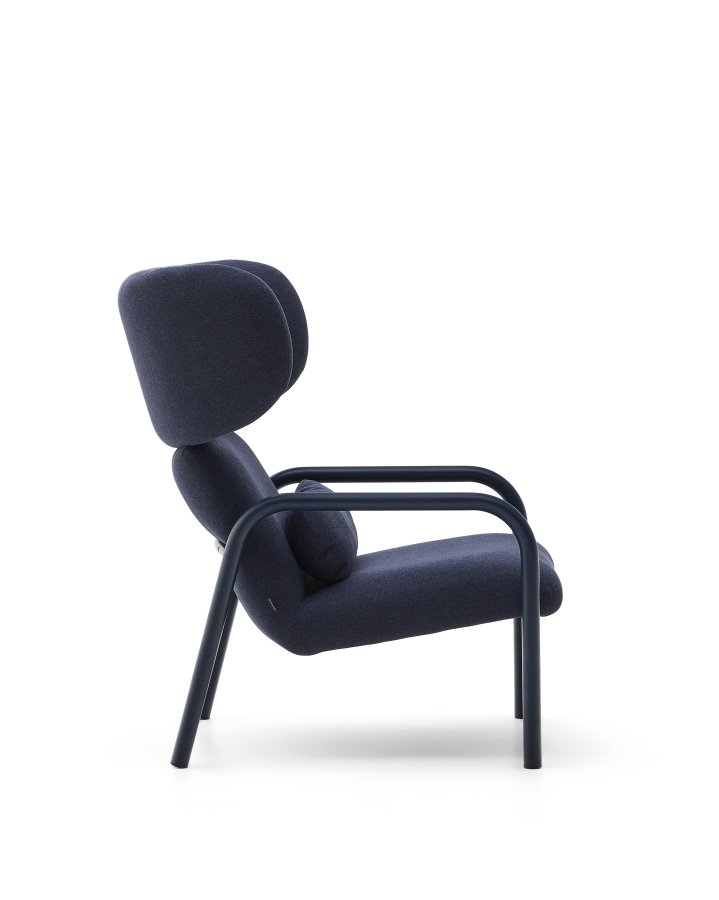 KAVE HOME Inari lenestol i bl med beige lakkert stlfinish FSC Mix Credit