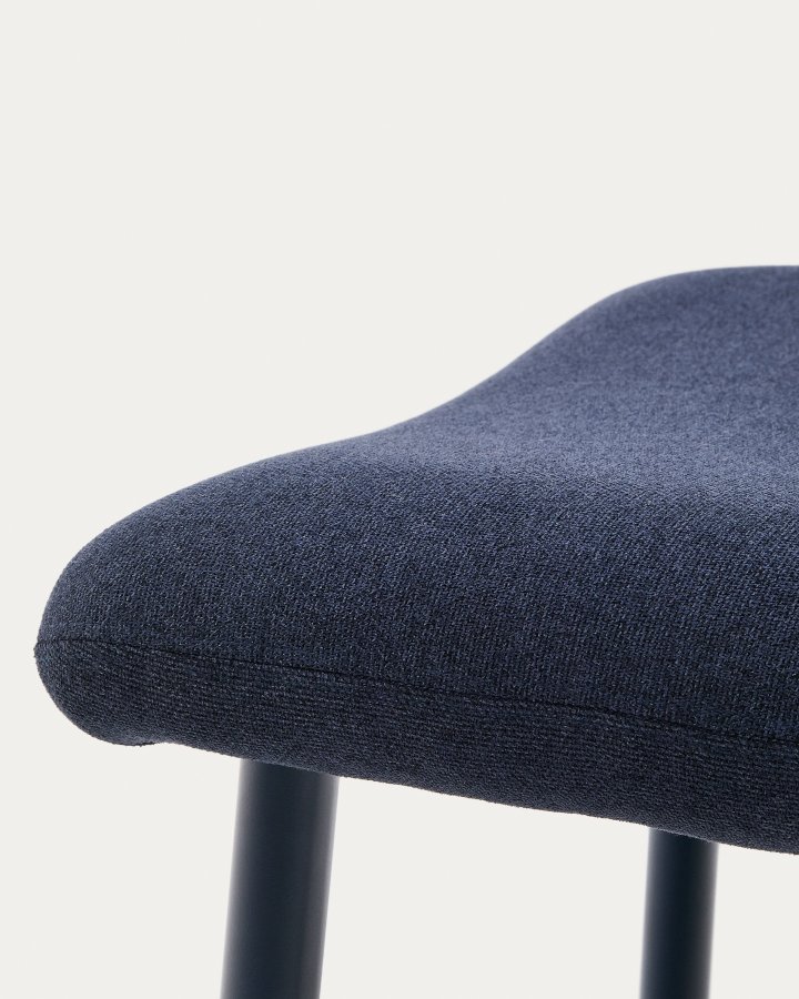 KAVE HOME Inari fotsttte i bltt og stl med blmalt overflate 60 x 50 cm FSC Mix Credit