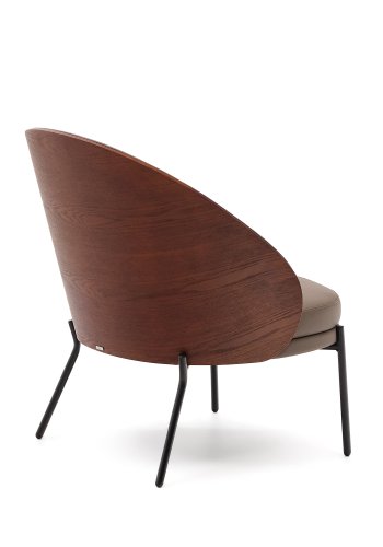 KAVE HOME Eamy lenestol - brunt kunstskinn, valntt ask finer og svart metall