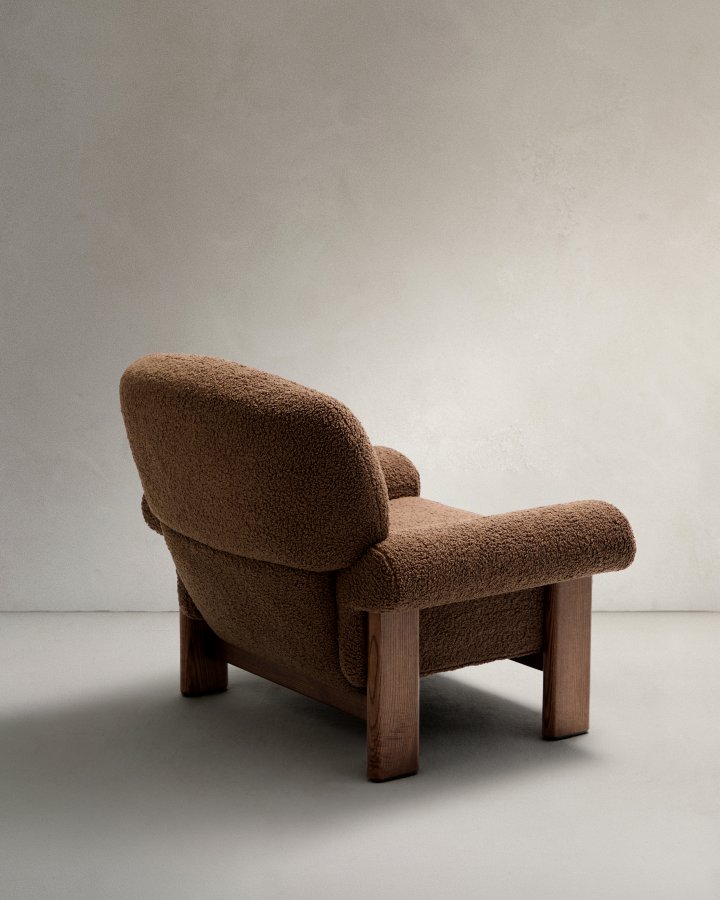 KAVE HOME Nema lenestol i taupe boucl med ben i heltre ask med valnttfinish FSC 100%