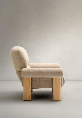 KAVE HOME Nema lenestol i beige chenille med ben i heltre ask i naturlig utfrelse FSC 100%