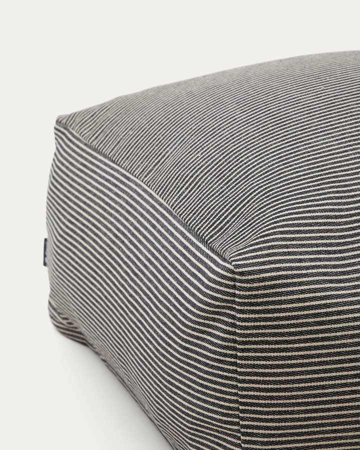 KAVE HOME Famara puff med avtakbart trekk i bomull med marinebl striper 60 x 60 x 40 cm