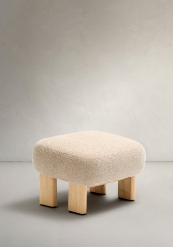 KAVE HOME Nema beige chenille fotskammel med ben i heltre ask, naturlig finish, 65x55,4 cm, FSC 100%