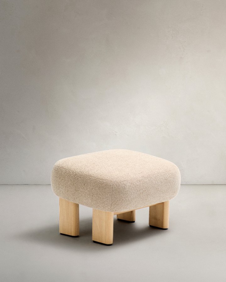 KAVE HOME Nema beige chenille fotskammel med ben i heltre ask, naturlig finish, 65x55,4 cm, FSC 100%