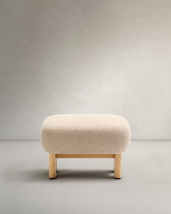 KAVE HOME Nema beige chenille fotskammel med ben i heltre ask, naturlig finish, 65x55,4 cm, FSC 100%