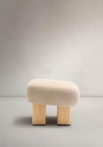 KAVE HOME Nema beige chenille fotskammel med ben i heltre ask, naturlig finish, 65x55,4 cm, FSC 100%