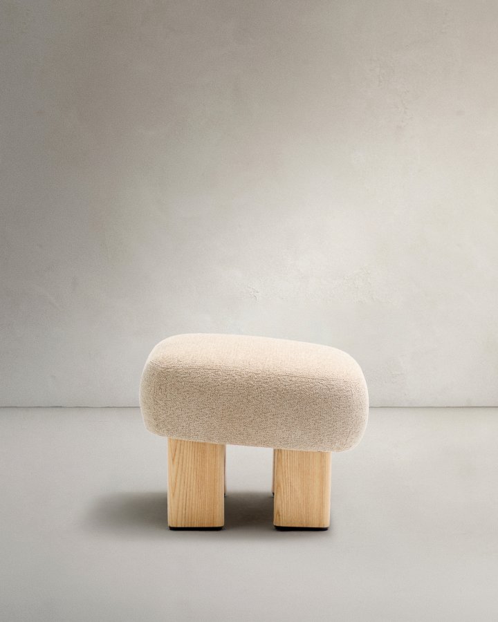 KAVE HOME Nema beige chenille fotskammel med ben i heltre ask, naturlig finish, 65x55,4 cm, FSC 100%